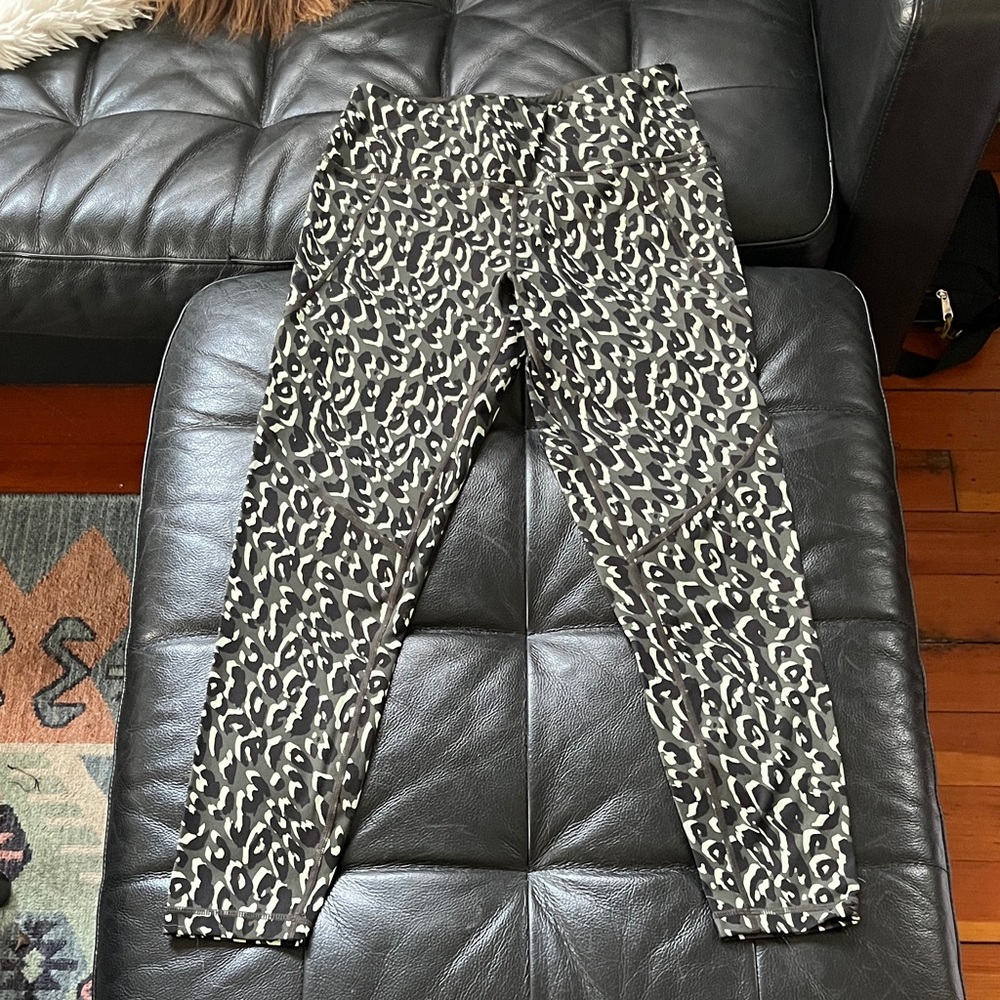 Sweaty Betty Power 7/8 Legging -Black & Gray Leopard - sz Sm